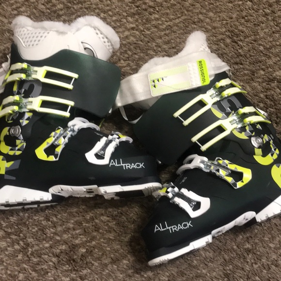 Women’s Ski Boots - Picture 1 of 2